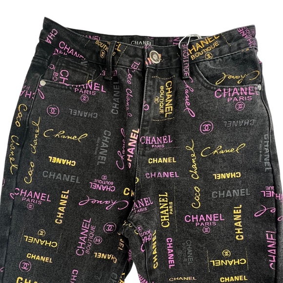 CHANEL LOGO PRINTED BLACK GRAFFITI DENIM JEANS (SIZE 30) 2022 - Picture 6 of 9